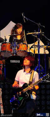 组图：李孝利主持《You&I》优雅姿态演奏吉他