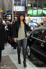 幻灯：詹妮弗-哈德森瘦身成功 展青春活力仿佛重生