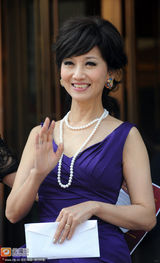 组图：59岁赵雅芝珠光宝气亮相 低胸裙风韵犹存