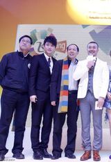 组图：贾乃亮出席活动遇疯狂粉丝