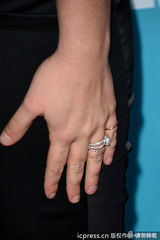 组图：布兰妮黑裙金链亮相记者会 秀巨钻女人味十足