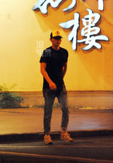 组图：李晨独自出门吃饭 衣着低调形单影只