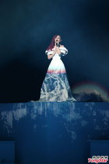 组图：S.H.E开唱上演变装秀 劲歌热舞high不停