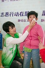 高清图：黄奕回静安做志愿 与特殊儿童开运动会