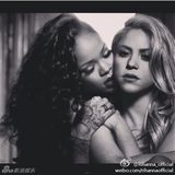 蕾哈娜夏奇拉比拼S身材 互摸美臀现熟女魅力