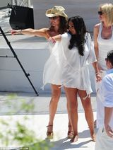 组图：F1总裁千金大婚奢靡派对 吻同性入水走光