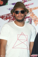 组图：陈绮贞结婚无着落 张震岳猛健身晒成黑炭