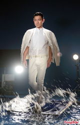 刘德华湿身拍个唱海报 被泼四小时水花四溅(图)