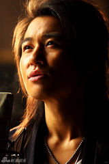 组图：音乐人禾川摇滚写真 彰显硬朗坚强个性