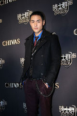 幻灯：阮经天郑元畅等现身骑士派对 信卖力演出