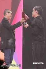 幻灯图集：叱咤奖陈奕迅雷到底 烟熏妆扮熊猫滚滚