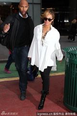 组图：准妈妈碧昂斯白衫现身孕味足 仍穿高跟鞋