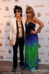 高清图：乔治-克鲁尼女友透视装亮相 拉法莉秀性感