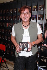 组图：谭咏麟为个唱彩排练歌致声音沙哑