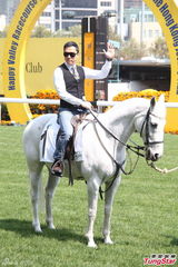 组图：甄子丹骑马潇洒 爱驹或取名“爱诗诗”