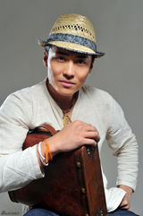 组图：刘小辉帅气写真 尽显绅士魅力