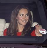 组图：威廉王子当司机 载凯特出席女王圣诞午宴