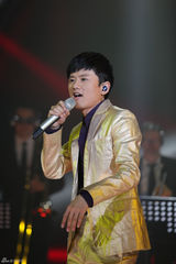 组图：周笔畅睡衣扮猫女 邓紫棋自弹自唱