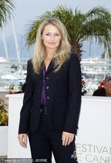 组图：《睡美人》发布会 艾米丽-布朗宁俏皮亮相 