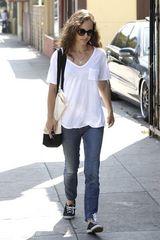 组图：娜塔莉-波特曼白衣素颜 巨星气质十足