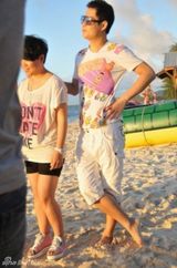 组图：小沈阳携爱妻外海度假补过情人节