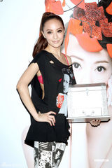 幻灯组图：关颖夜店首唱热舞新专辑 拍MV紧张没食欲