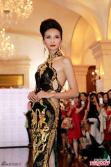 组图：吴佩慈金色黑纱长裙亮相 身段优美气质佳