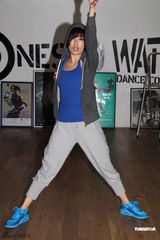 组图：容祖儿为节目彩排兴致高