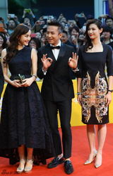 组图：《太平轮》剧组压轴红毯 蔡琳甜蜜挽男友