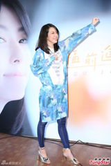 组图：好友青峰惊喜站台 路嘉欣发片泪洒舞台