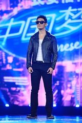 组图：黄晓明《梦之声》烟熏妆妖娆 微博玩恶搞