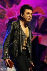 幻灯图集：邓超演话剧模仿杰克逊 孙俪给男友打满分