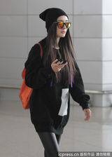 组图：杨幂远离潜规则传闻飞纽约 大墨镜玩自拍