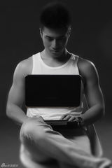 组图：李晨浩半裸登杂志展露型格肌肉