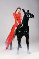 组图：蔡妍百变造型拍封面大片 尽显成熟韵味