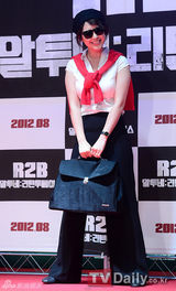 组图：韩片《R2B》发布申世京手执Rain人形立牌宣传