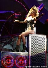 组图：布兰妮巡演诱惑升级 裙摆吹起狂野十足