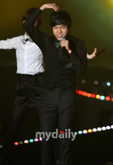 幻灯图：首尔演唱会少女时代等众星劲歌热舞