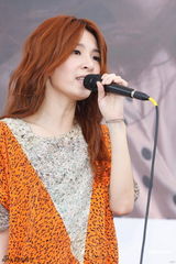 组图：SHE十周年纪念活动 Selina发短片盼早日归队