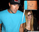 幻灯图：艾薇儿与男友感情亲密 布鲁迪纹身表真心