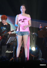 组图：A-Lin香港开唱秀美腿清唱秀唱功