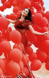 幻灯图集：黛米-摩尔新写真 打造真人芭比娃娃