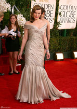 高清图：米拉-乔沃维奇深V礼服魅惑十足