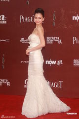 组图：AngelaBaby洁白长裙现身尽显青春魅力