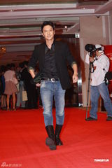 组图：阿雅加盟华谊展演技 冯绍峰优雅亮相力挺好友