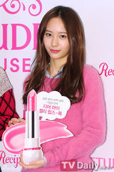 组图：f(x)成员雪莉水晶粉嫩亮相化妆品活动