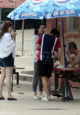 组图：撒贝宁穿情侣鞋探班章子怡 清凉玩漂流