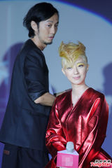 组图：桂纶镁金发造型示人 舞台上大玩变装秀