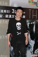 组图：许志安梁汉文苏永康签唱会感情好互调侃