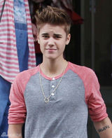 组图：比伯离开伦敦酒店遭女粉丝强吻